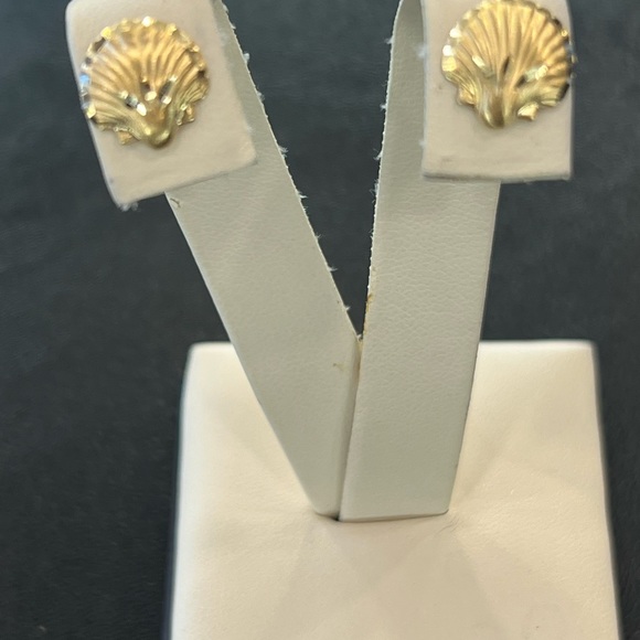 Shell Earrings 14 karat yellow gold studs - Picture 4 of 5